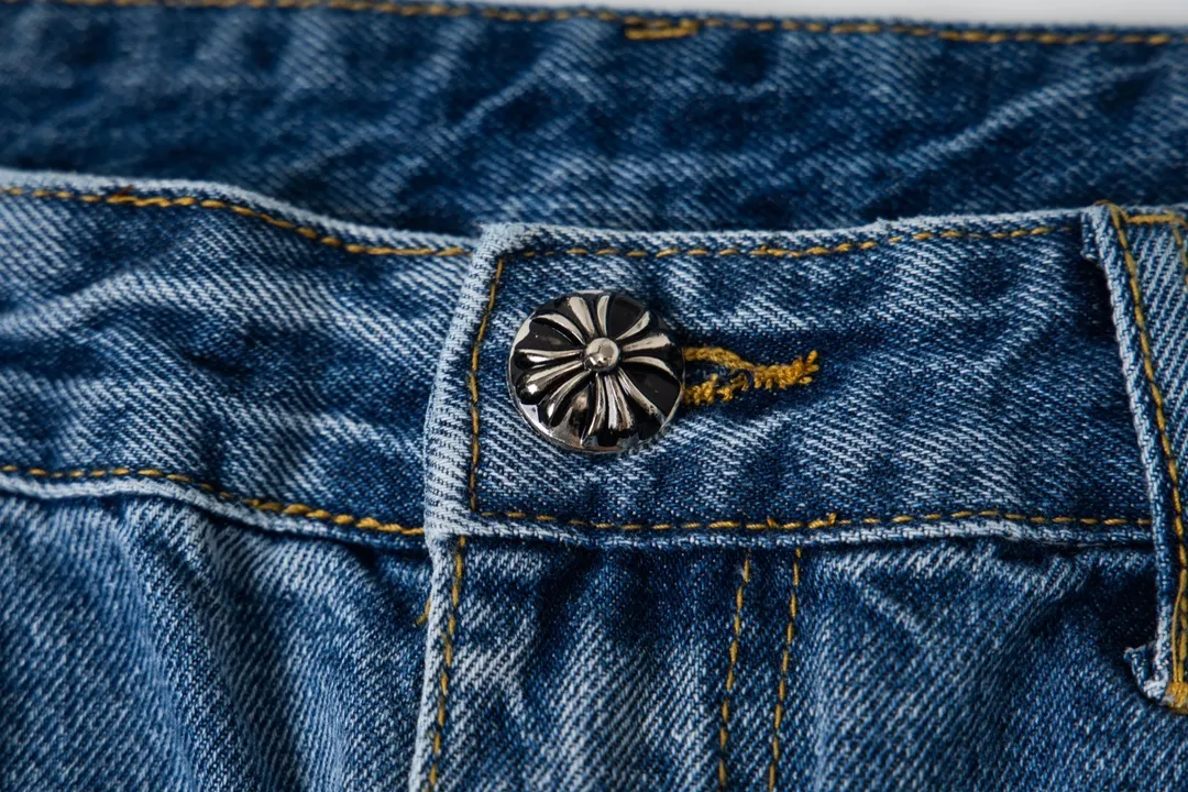 P270 model number Y846 Chrome Hearts Chrome Hearts high-end limited edition jeans exude uninhibited personality and unique charm. Every wear and tear is carefully designed to present a unique artistic feel. Made of imported denim fabric, which has undergone heavy industrial washing and destruction treatment, the trousers show a super cool effect on the upper body, allowing you to dominate the fashion stage.  This is more than just a pair of jeans, it is an expression of attitude. With its unique design concept and ultimate pursuit of details, Croxin breaks traditional boundaries and defines the jeans trend in the new era. The trousers are made of double-layer woven fabric and matched with customized hardware, showing an incomparably beautiful and unique style, making every wearer the focus of fashion. Imported denim fabric, super heavy-duty washed and damaged, the upper body is super cool! Customized hardware, incomparably good-looking models. The production process is difficult. It has a high-street feel. Size: 28-34 (corresponds to s～xl)